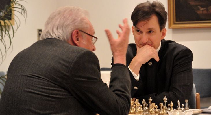 Jens Oberheide (l.) und Marek Kalbus (r.) beim fiktiven Schachgespräch
