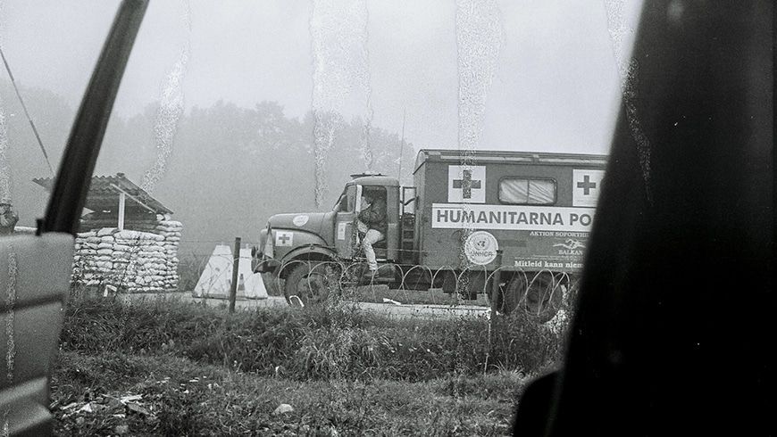 Am UN-Checkpoint zwischen Kroaten und Serben unterwegs nach Bihac war Fotografieren verboten. Der Hanomag Lkw war mit Panzerglas ausgestattet. In den Türen Polykarbonat zum Schutz vor Splittern.