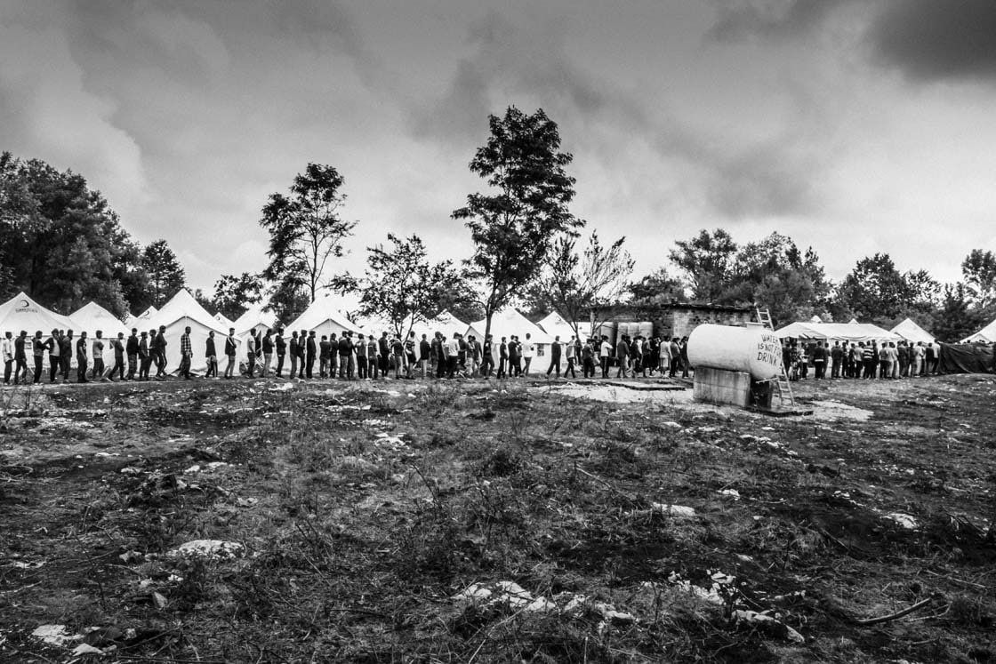 1 – Camp Vucjak, Sommer 2019. Bis zu 2000 Menschen warten auf Nahrung oder medizinische Behandlung.