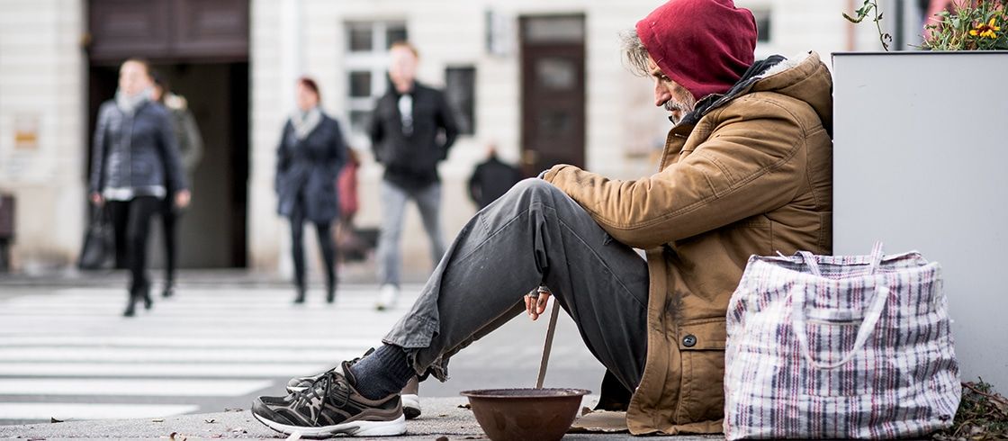 Ein Obdachloser bittet um eine Spende